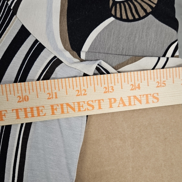 Chico's Abstract Artsy Geometric Design Top 3/4 Sleeve Plus Size 3 Neutral Vneck - Picture 9 of 13